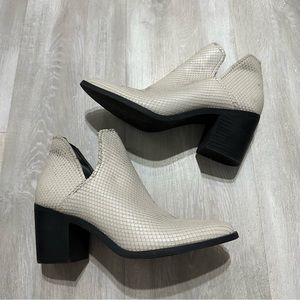 Steve Madden Petra Gray Off White Snake Scale Booties Sz 8M